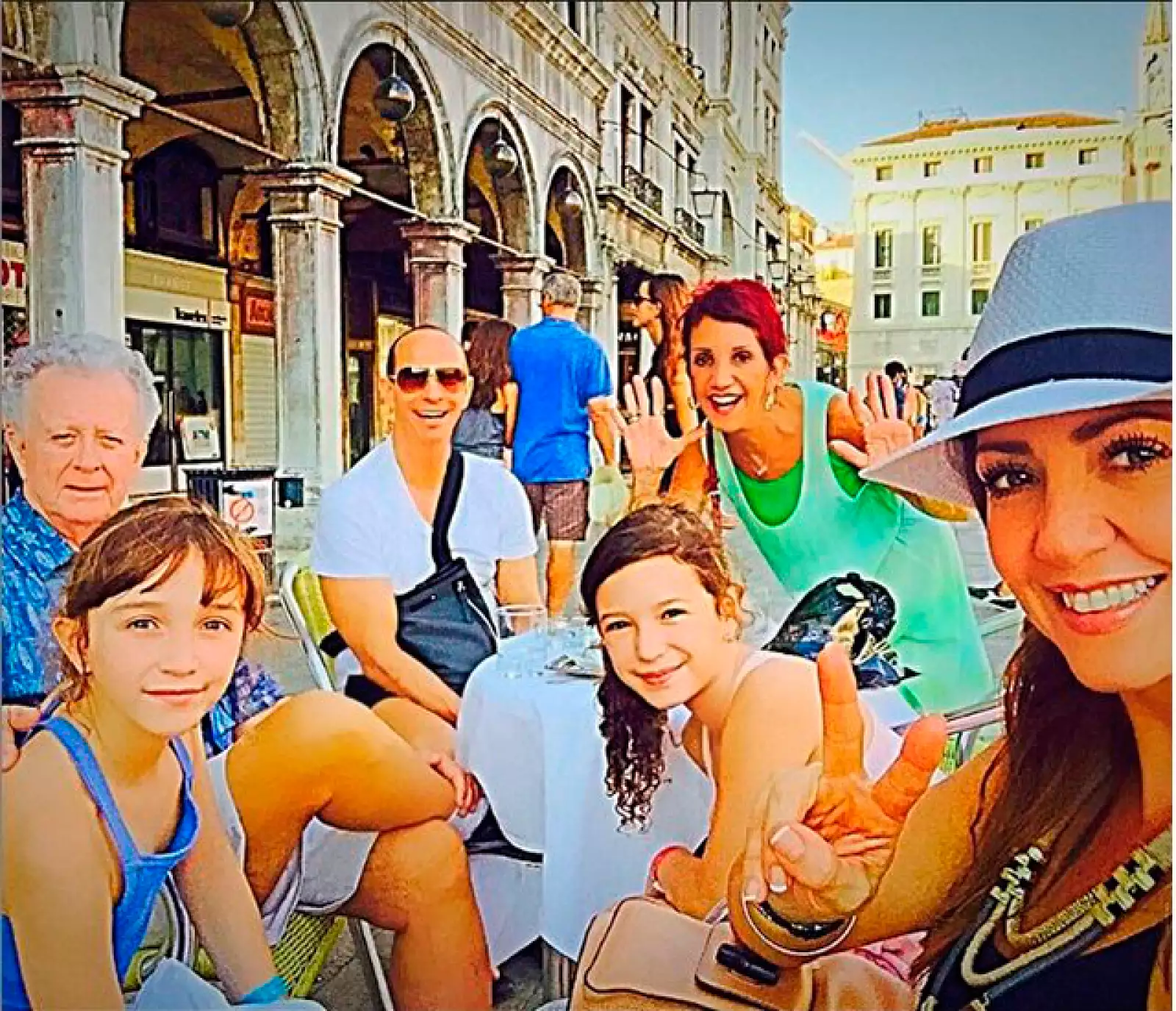 Andrea Legarreta disfruta este verano en compañía de su esposo Erik Rubín, sus hijas Mina y Nina y sus papás en Europa. Aquí los vemos en la Plaza de San Marcos.