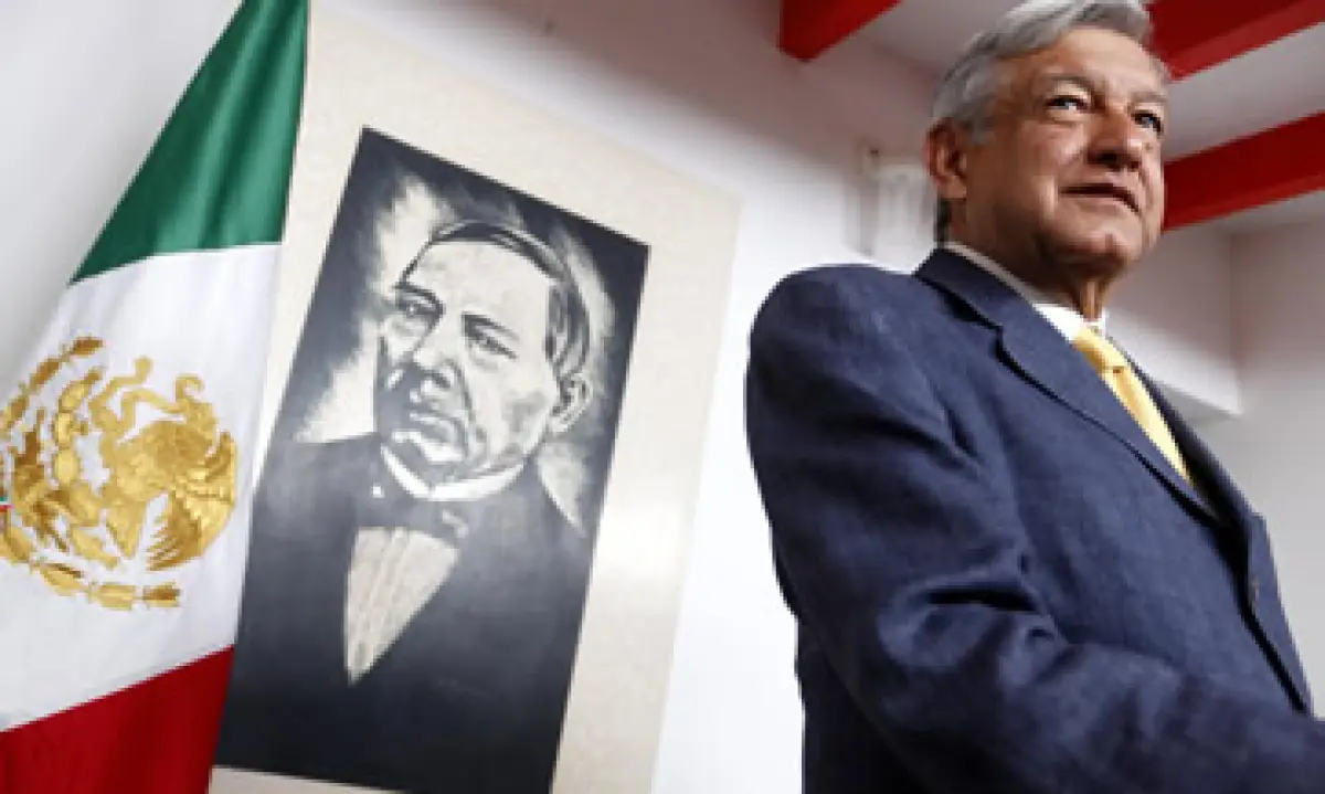 López Obrador con la imagen de Benito Juárez detrás