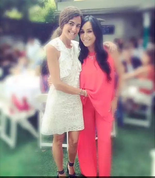 Este fin de semana Inés fue madrina del hijo de una de sus amigas y para el evento eligió un conjunto de pantalón y blusa vaporosos en color coral.