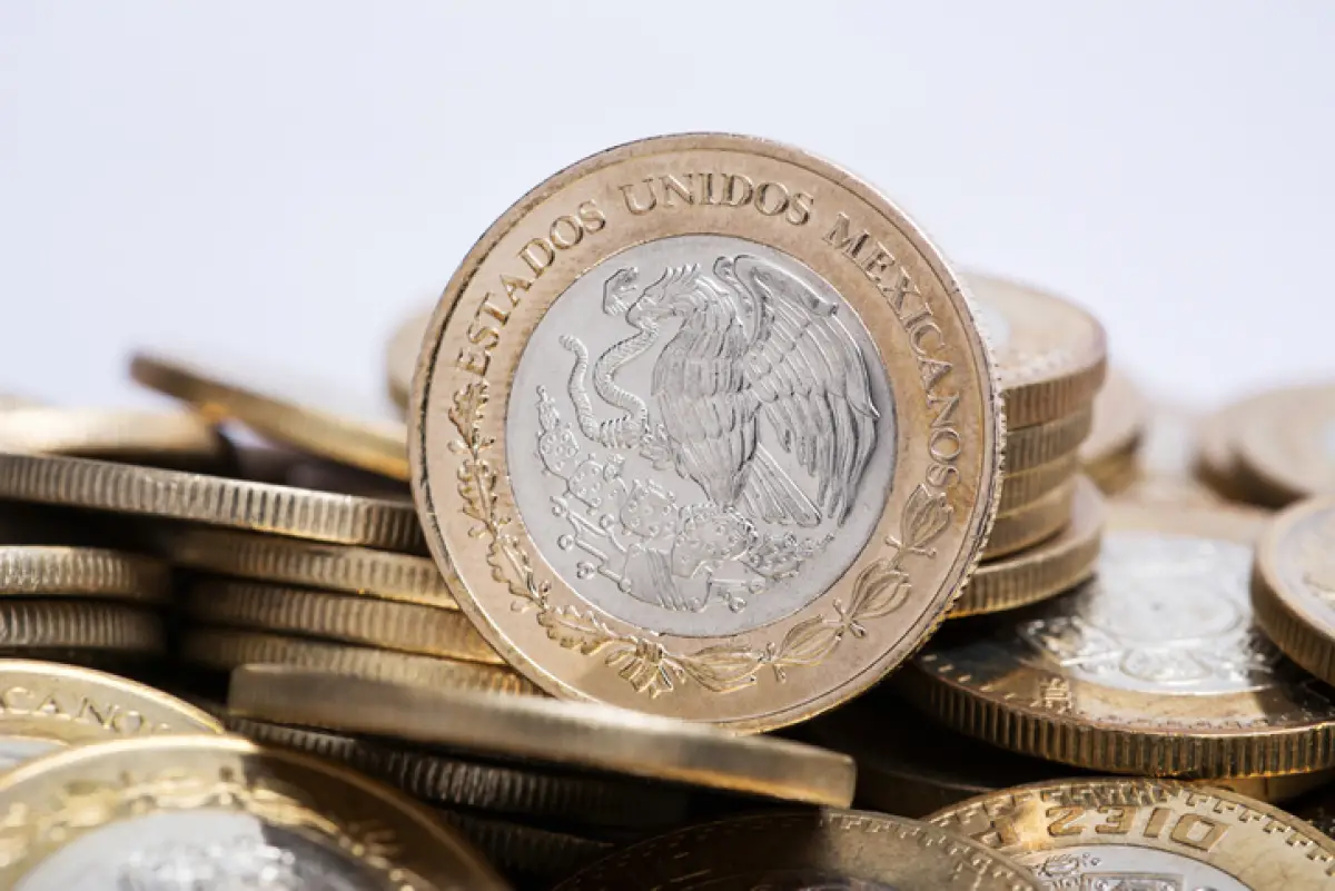 monedas mexicanas con fondo blanco