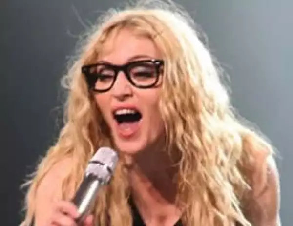 La cantante usó unos lentes como los de su hija.