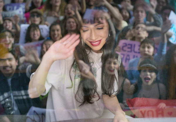Selena_01_00_02_24_00__144164_R.jpg