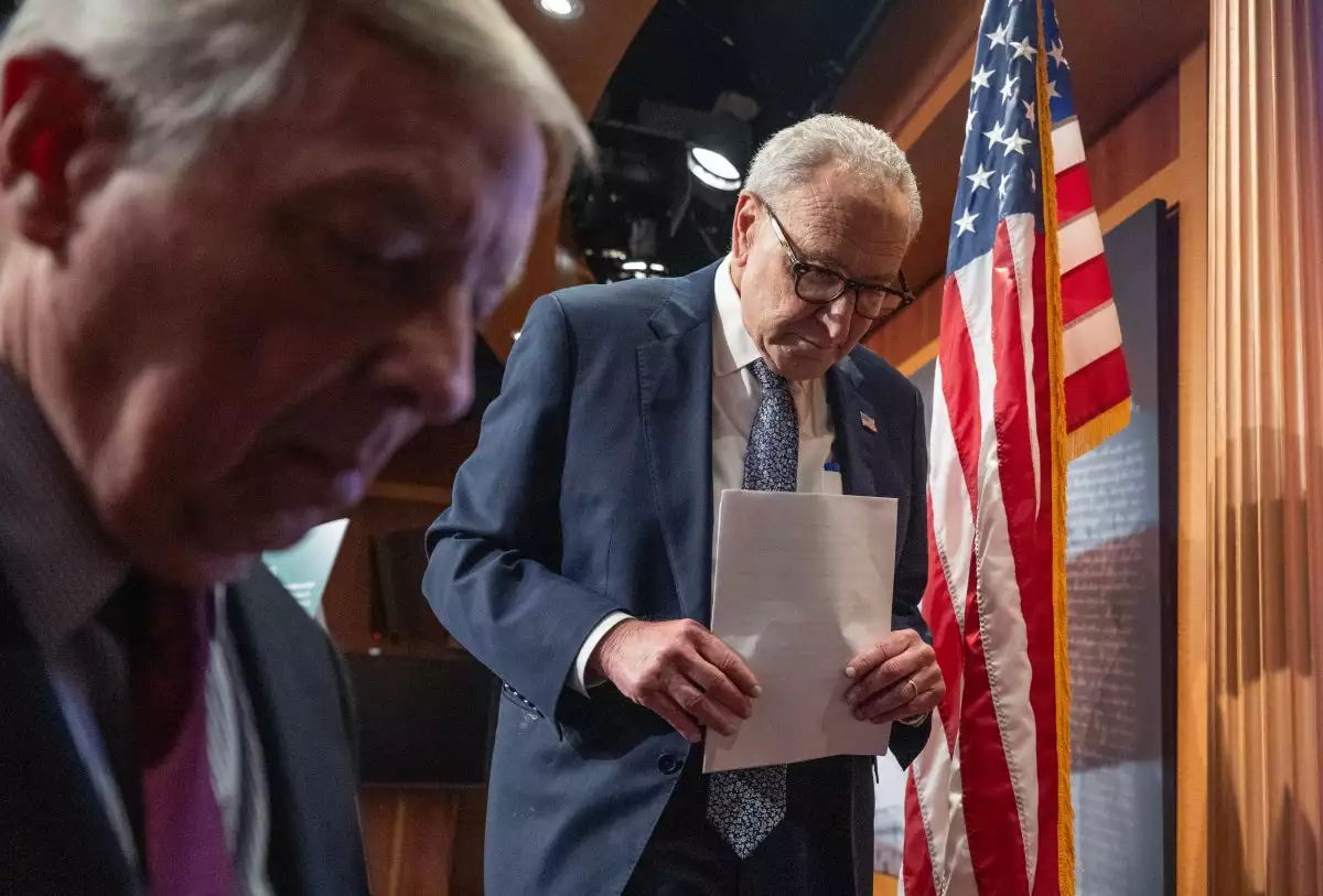 El líder de la minoría del Senado estadounidense Chuck Schumer (D-NY) (R) y el senador estadounidense Dick Durbin (D-IL) dejan una conferencia de prensa después de una votación del Senado en Capitol Hill en Washington, DC el 30 de septiembre de 2025, horas antes de que un cierre parcial del gobierno entre en vigor.