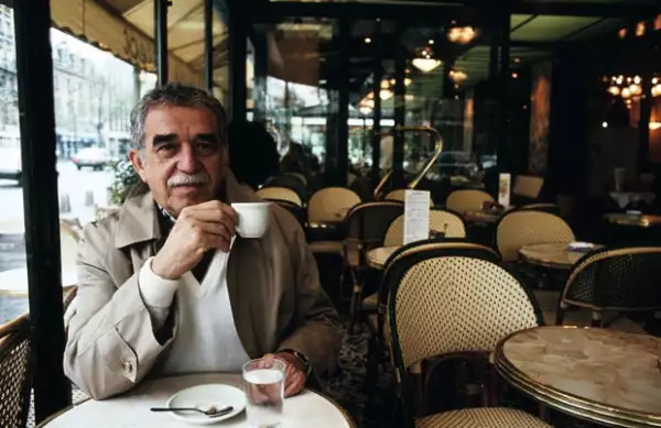 El escritor durante una sesión fotográfica en París, una de las tantas ciudades en las que inspiró sus relatos.