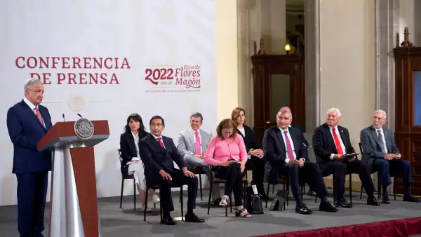 (Andrés Manuel López Obrador, presidente de México,Rogelio Ramírez de la O, secretario de Hacienda; Tatiana Clouthier, secretaria de Economia; Adán Augusto López Hernández, secretario de Gobernación; Víctor Villalobos Arámbula, secretario de Agricultura; Jorge Arganis Díaz Leal, secretario de Infraestructura, Comunicaciones y Transportes)