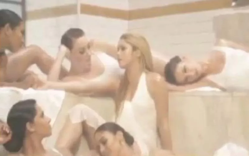 La cantante lanzó el video del sencillo `Did It Again´, en donde además de demostrar sus dotes de contorsionista deja ver a una mujer apasionada y feroz.