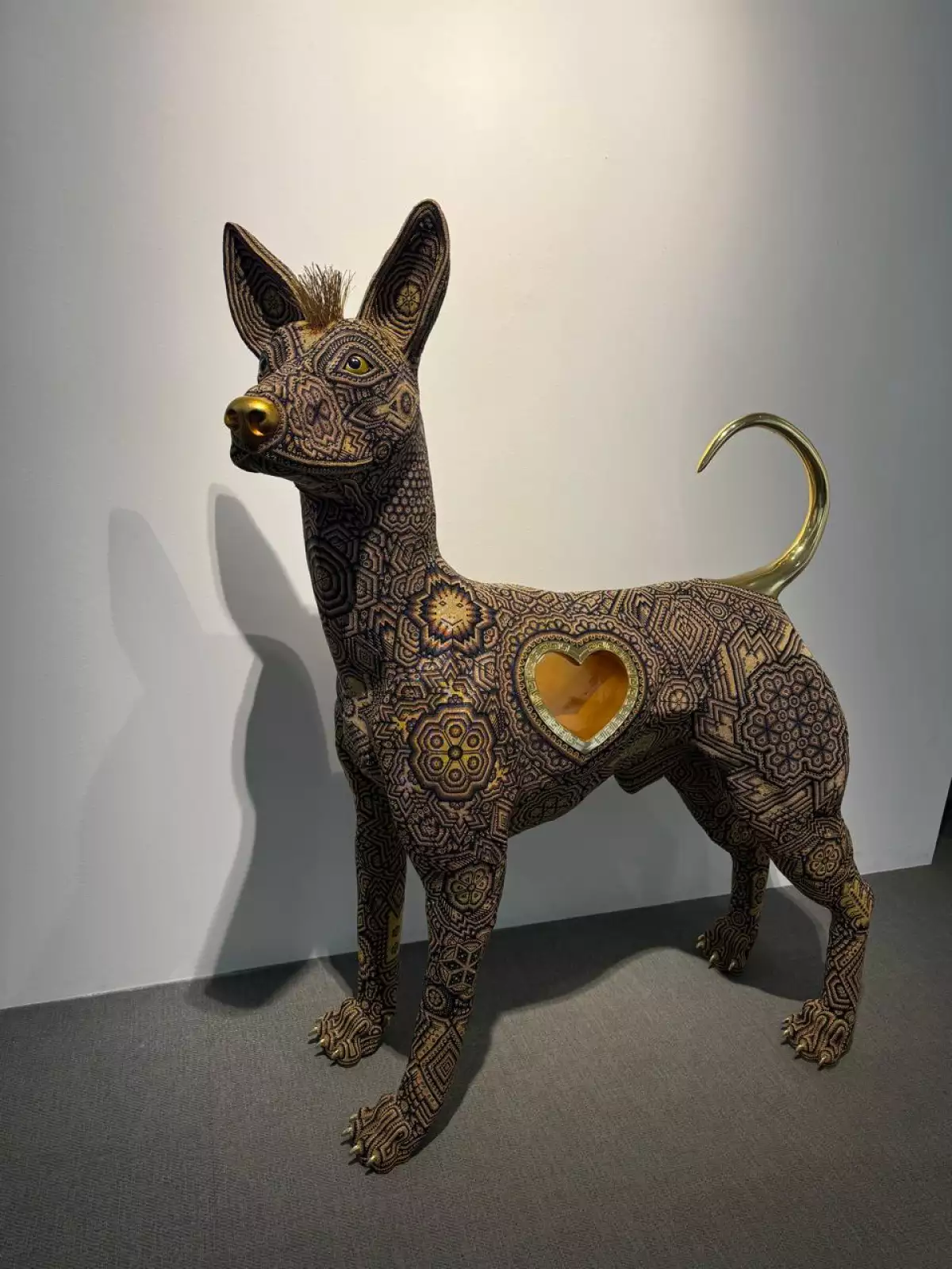 Menchaca Studio presentó diferentes piezas del arte huichol en Mónaco y Milán