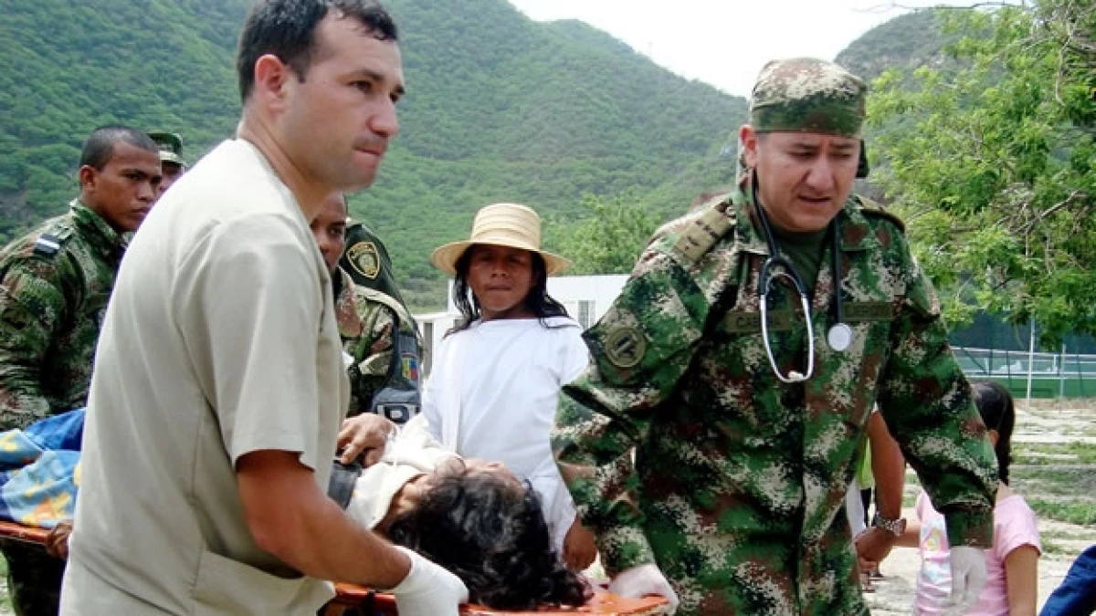 Elementos del Ejército de Colombia trasladan a uno de los heridos a consecuencia de un rayo en la sierra del país sudamericano
