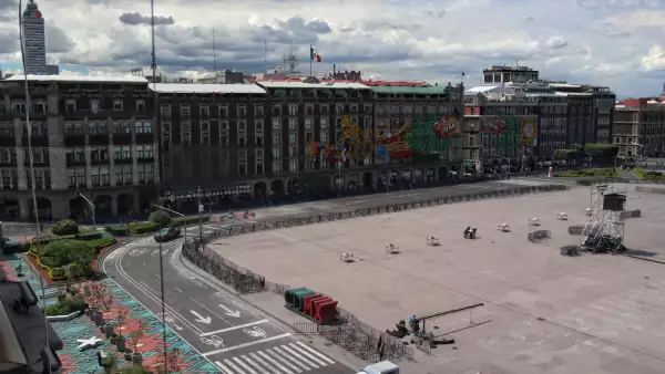 Se restringió el paso a transeúntes en el Zócalo capitalino previo al comienzo de festividades en el marco de las fiestas patrias.