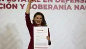 Lorenia Valles levanta el puño y muestra su constancia como nueva coordinadora de Morena en Sonora.