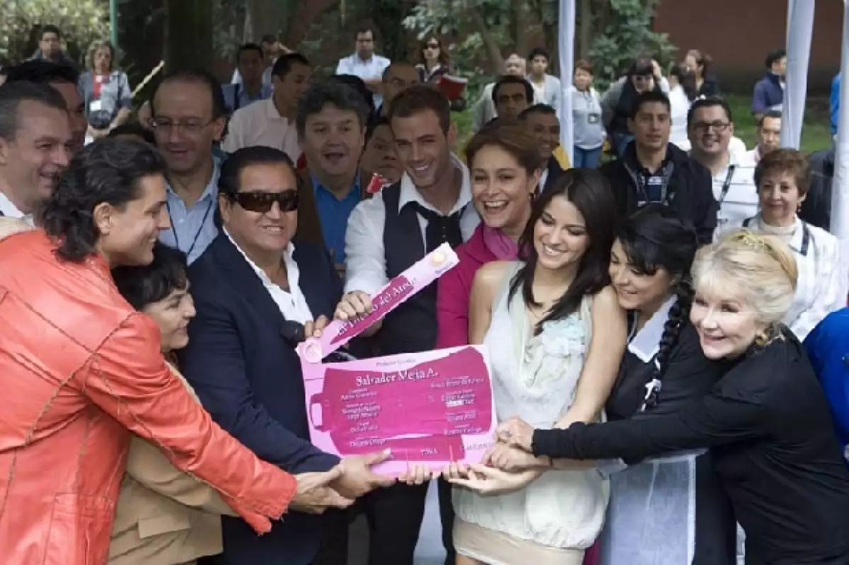 Tanto el productor Salvador Mejía como el elenco se reunieron para dar el claquetazo.