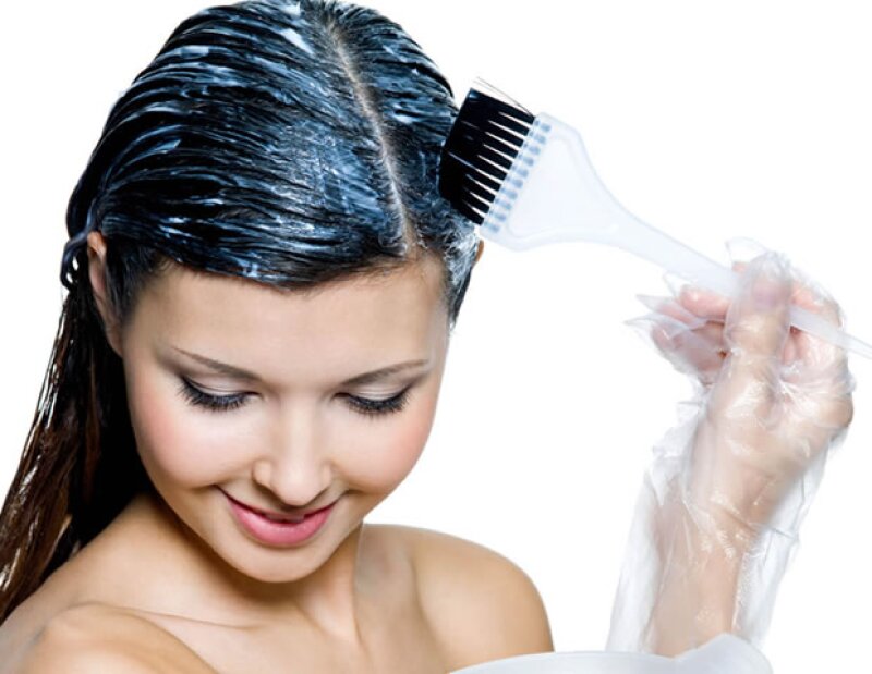 Usa tratamientos de aceite de coco o argán por la noche para reparar tu pelo.