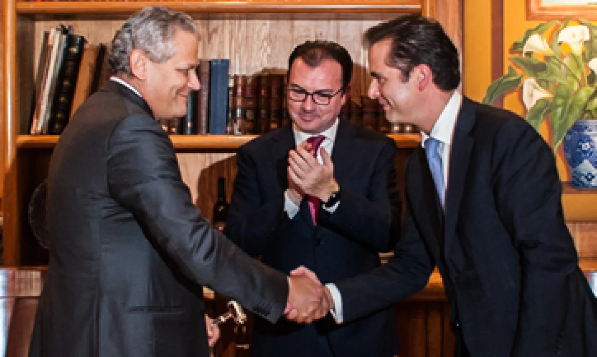 El relevo se realizó este miércoles en presencia del titular de Hacienda, Luis Videgaray. (Foto: Cortesía Hacienda )