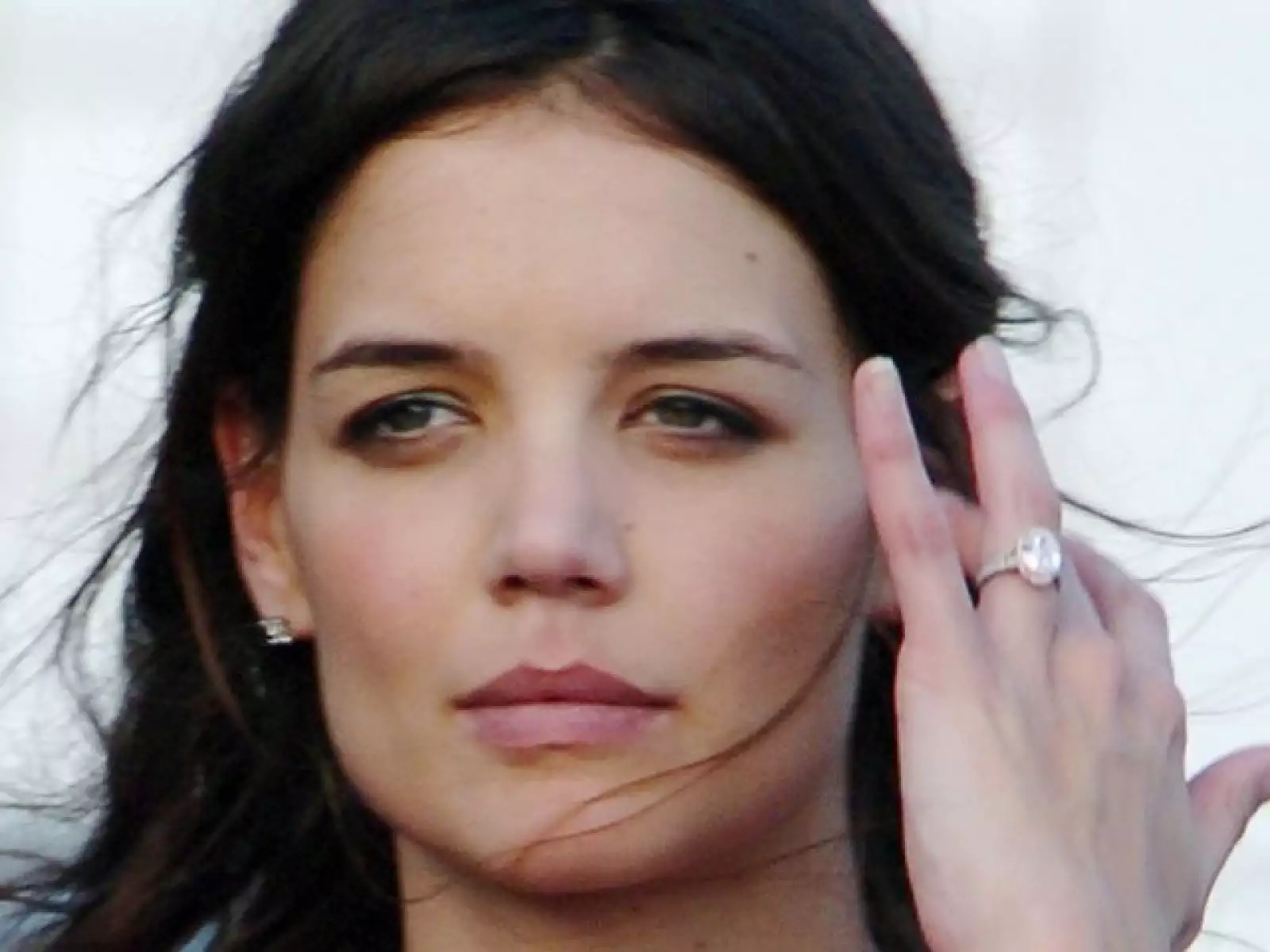 Tom Cruise y Katie Holmes se comprometieron en la Torre Eiffel. Es un diamante de cinco quilates montado en un anillo de platino y oro rosa, en total está estimado $250,000.dls