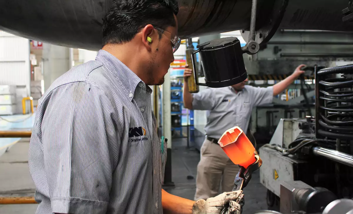 Enfriamiento: Aproximadamente 80% de la composici�n de una flecha es acero Cortes�a: GNK