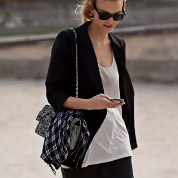 Las modelos adoran las prendas cómodas, básicas y fáciles de vestir, así como lo son los blazers, sobre todo uno de color negro que te sacará de apuros.