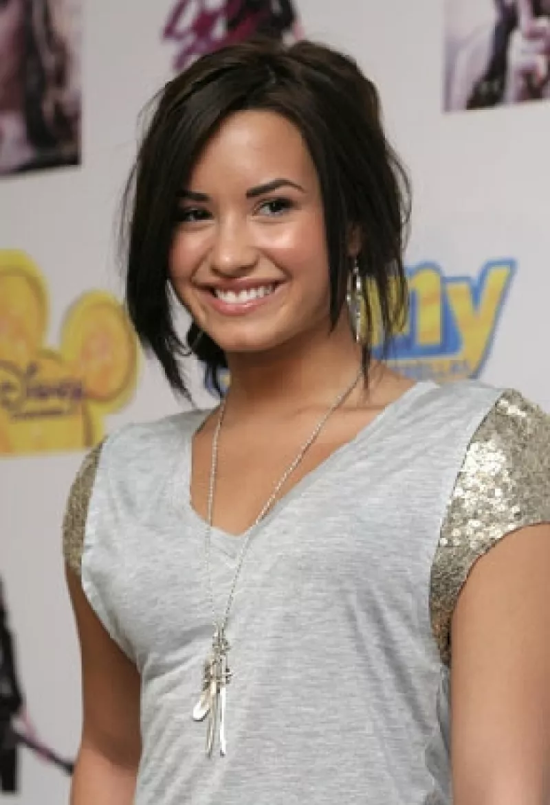 La actriz y cantante ingresó en un centro de tratamiento para lidiar con sus desórdenes alimenticios y cortadas auto-infligidas.