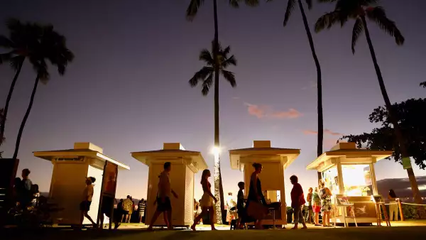 La gente se reúne a lo largo de la playa de Kaanapali, un destino turístico popular, el 5 de agosto de 2024 cerca de Lahaina, Hawái. En junio, Maui vio una disminución del 22 por ciento en las llegadas de visitantes y una disminución del 27 por ciento en el gasto de los visitantes en comparación con 2023, según el Departamento estatal de Negocios, Desarrollo Económico y Turismo.