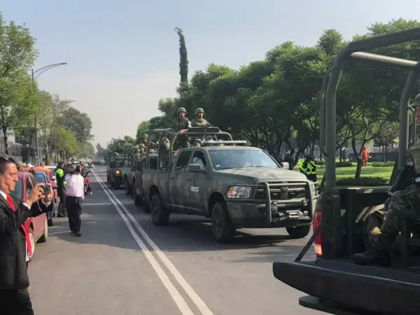 Cuatro camionetas del Ejército Mexicano circularon "de paso" por el Centro de Manto de la PF, lo que motivo que se vivieran algunos momentos de tensión entre los elementos de la PF que se manifiestan en el lugar (FOTO: NOTIMEX).


