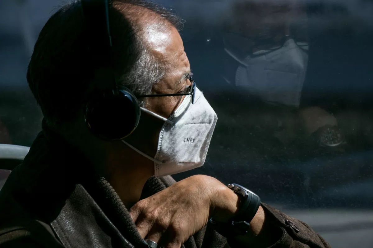 Un hombre viaja escuchando música en el metrobús de la Línea 3 con dirección a Etiopía.