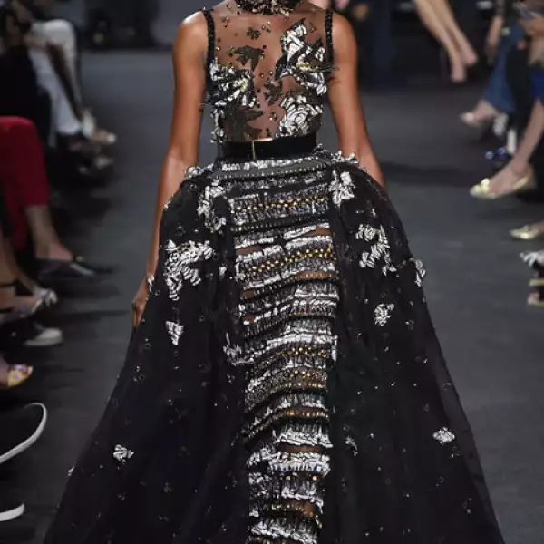 En la pasarela hubo muchos estilos, desde el romántico con faldas amplias, el sexy: con faldas entalladas y escotes pronunciados, hasta este look con un toque trival pero en versión de alta costura.