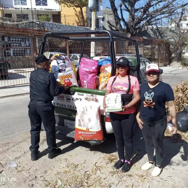 Camioneta con comida de perros y personas ayudando
