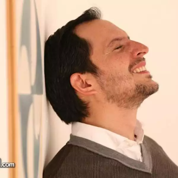 Edgar Orlaineta en un shooting para la revista Quién