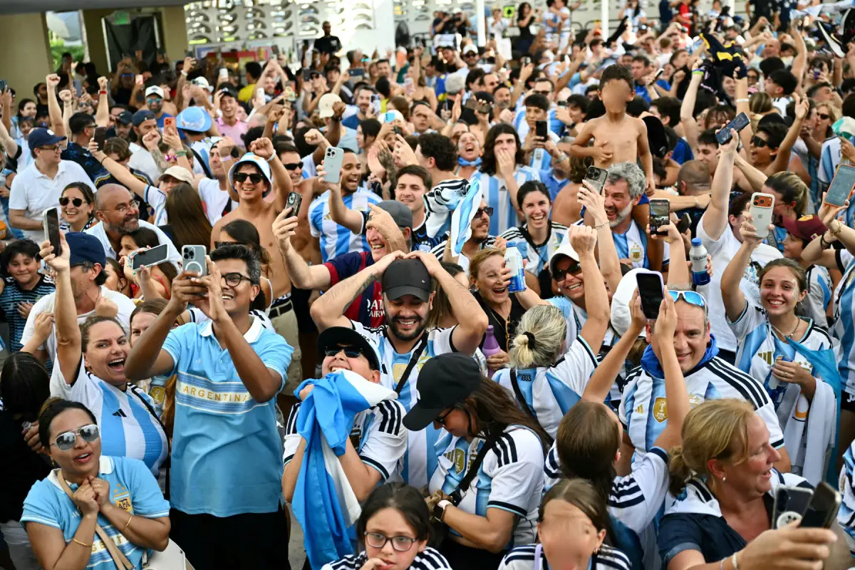 Los fanáticos argentinos celebran la victoria de su equipo en el partido de semifinales de la Copa Mundial de 2026 entre Inglaterra y Argentina en Miami Beach, Florida, el 15 de julio de 2026.
