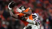 Foto de Marvin Mims Jr atrapando un balón en un partido de la NFL de los Broncos vs los Bills