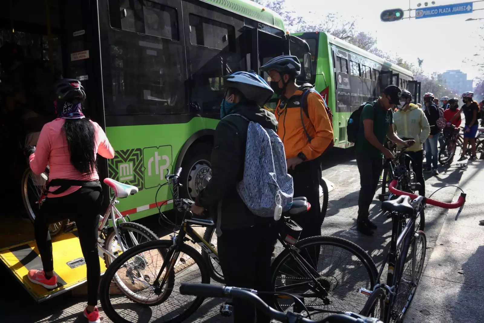 Ciclistas toman RTP para ir a paseo dominical por el AIFA