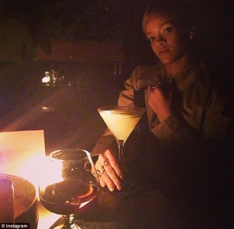 Rihanna publicó esta imagen con el mensaje: Tengo la copa de un rey, pero tú no eres el rey.
