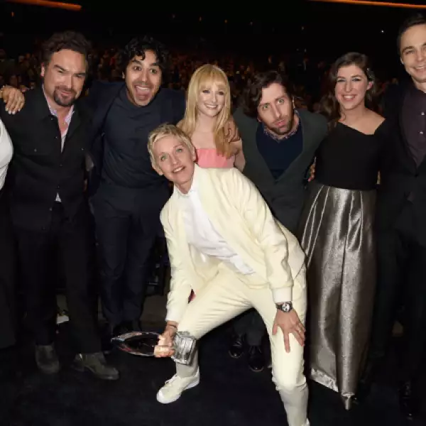 El elenco de la serie `The Big Bang Theory´ después de recibir su premio al mejor programa televisivo, junto a Ellen DeGeneres..