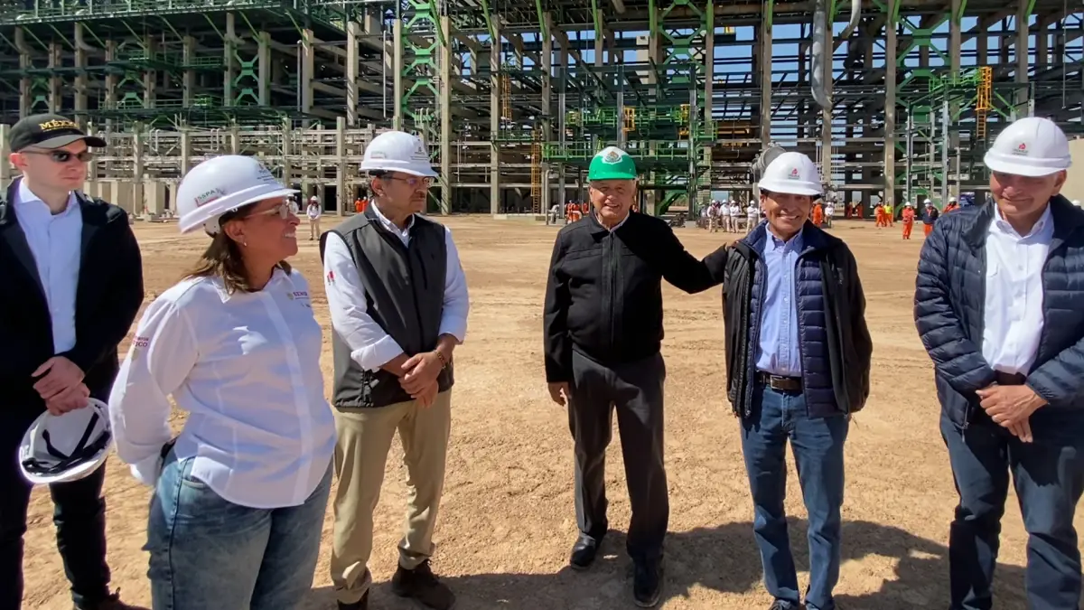 amlo en refinería.jpeg