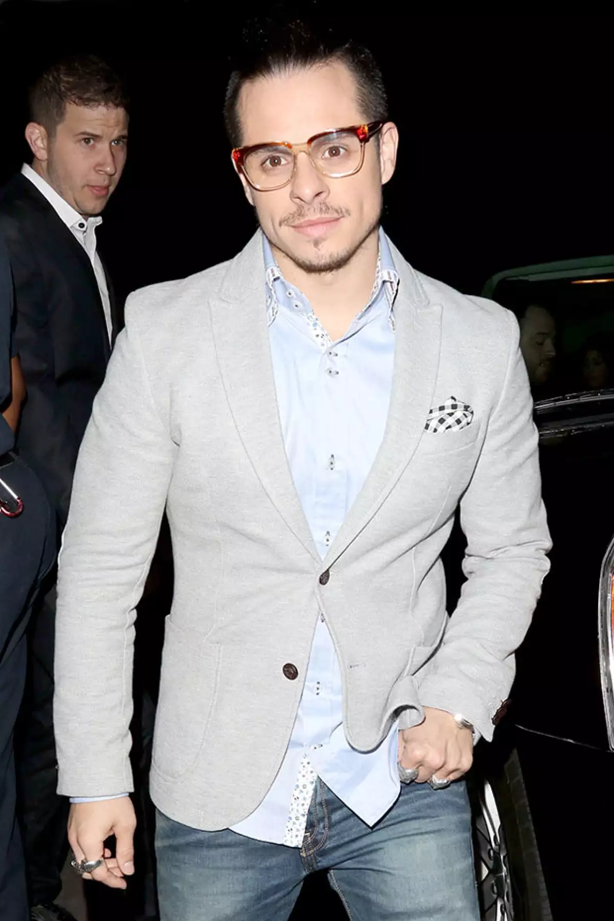 Casper eligió un look relajado con saco y jeans.