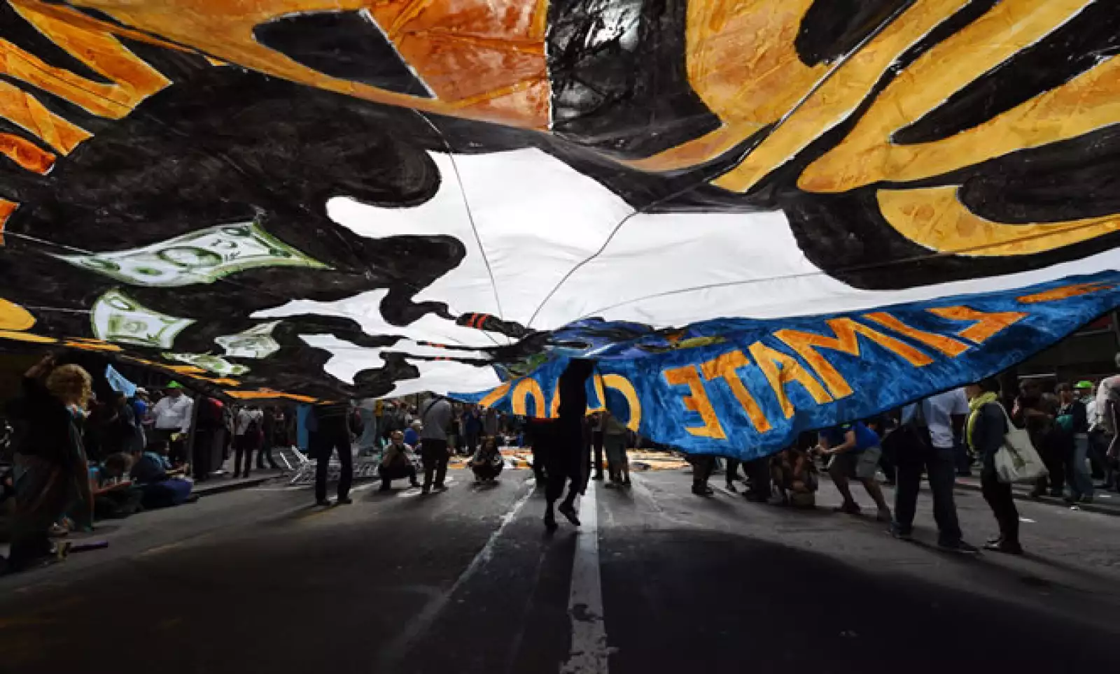 “La acción aquí en contra de Wall Street expresa realmente la sensación de que las corporaciones y el capitalismo ya no sirven a las personas sino que sirven para lucrar”, dijo una de las manifestantes.