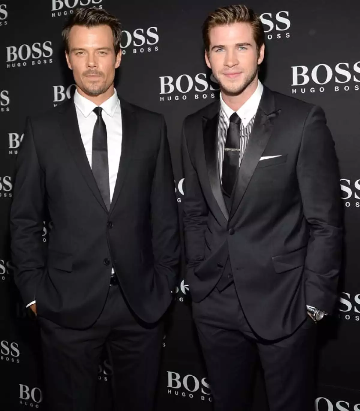 Josh Duhamel, recién estrenado papá al lado de Fergie, optó por un estilo clasico con un traje y corbata negros a juego con camisa blanca.
