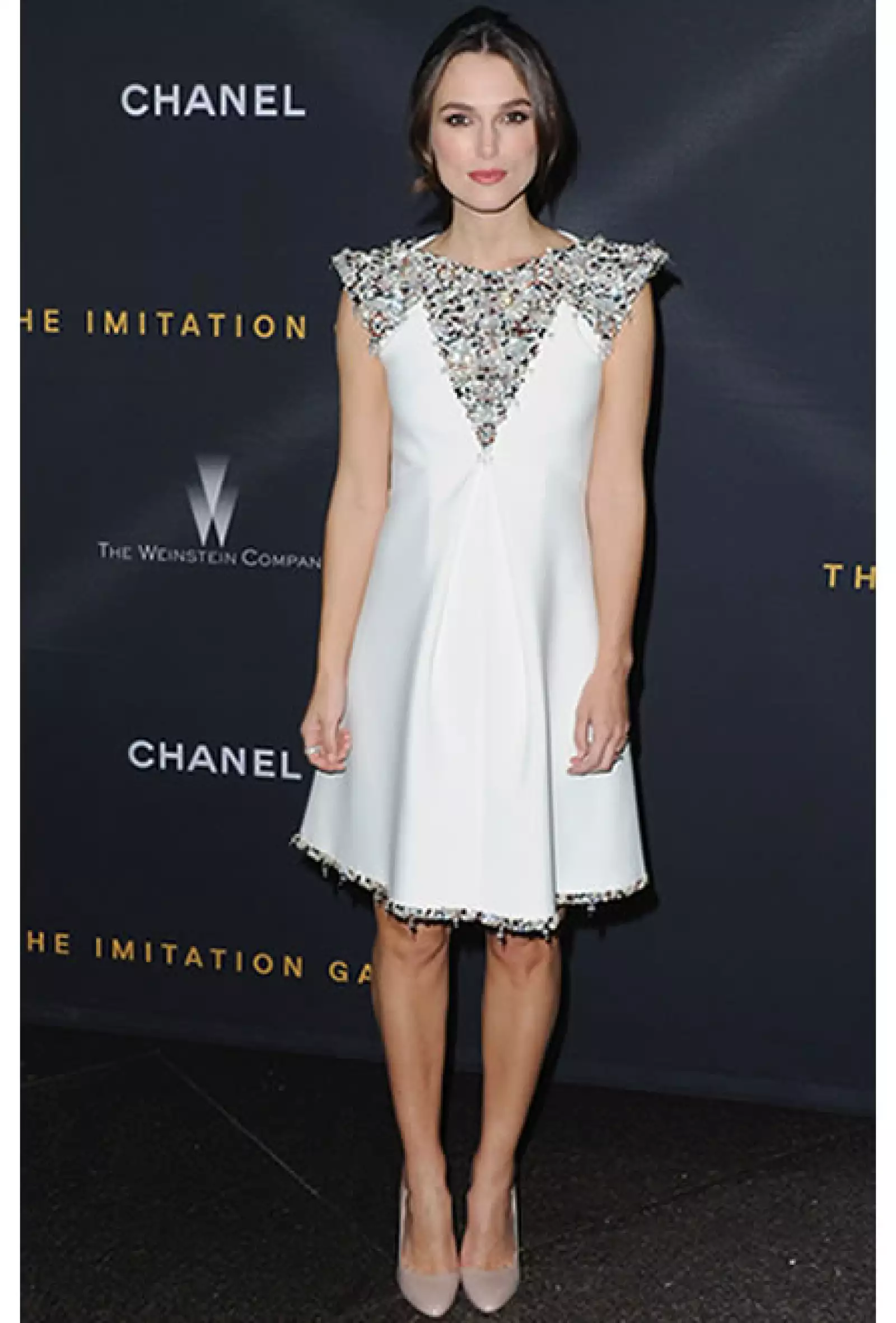 La imagen de Coco Mademoiselle utilizó un vestido de neopreno y organza Alta Costura Otoño-Invierno 2014/15 de Chanel para la proyección de The Imitiation Game.