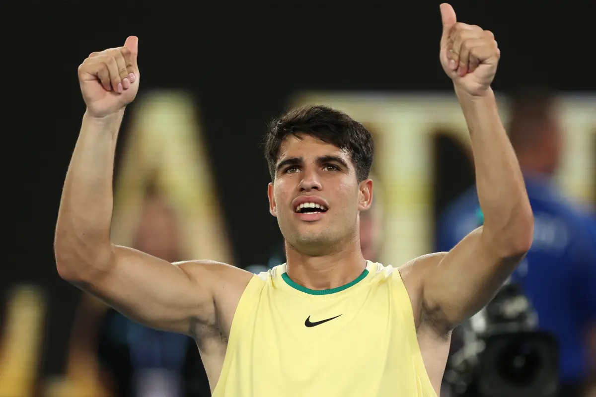 Carlos Alcaraz celebra su triunfo en el Abierto de Australia.