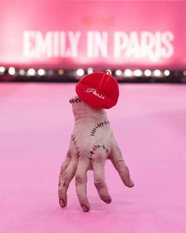 Dedos fue el centro de atención en la premiere de Emily in Paris.