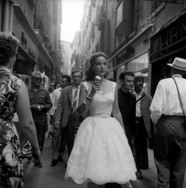 Maria Félix eating an ice cream on a street in Venice
