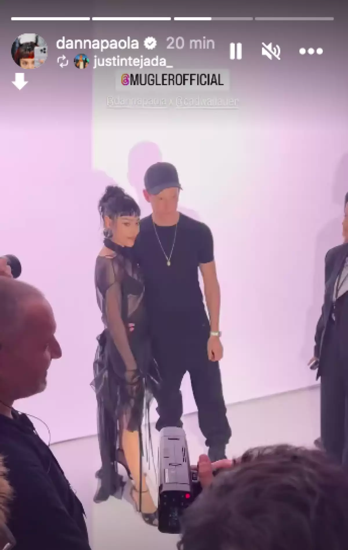 Danna Paola y Casey Cadwallader.