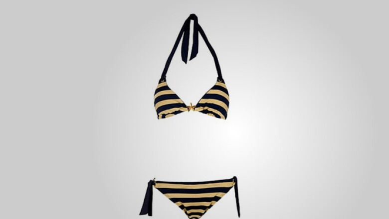 Preparándose para la playa, este bikini de dos piezas cuenta con tecnología de secado rápido y material de licra.