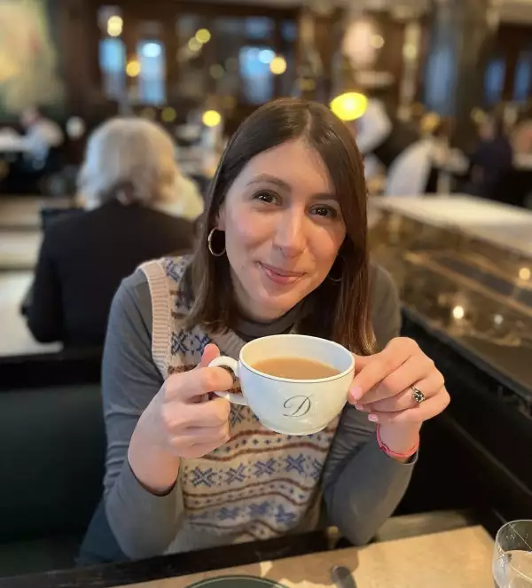 Mujer sentada tomando café
