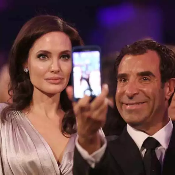 Incluso, algunos de los presentes no desaprovecharon la oportunidad para tomarse una selfie con ella.