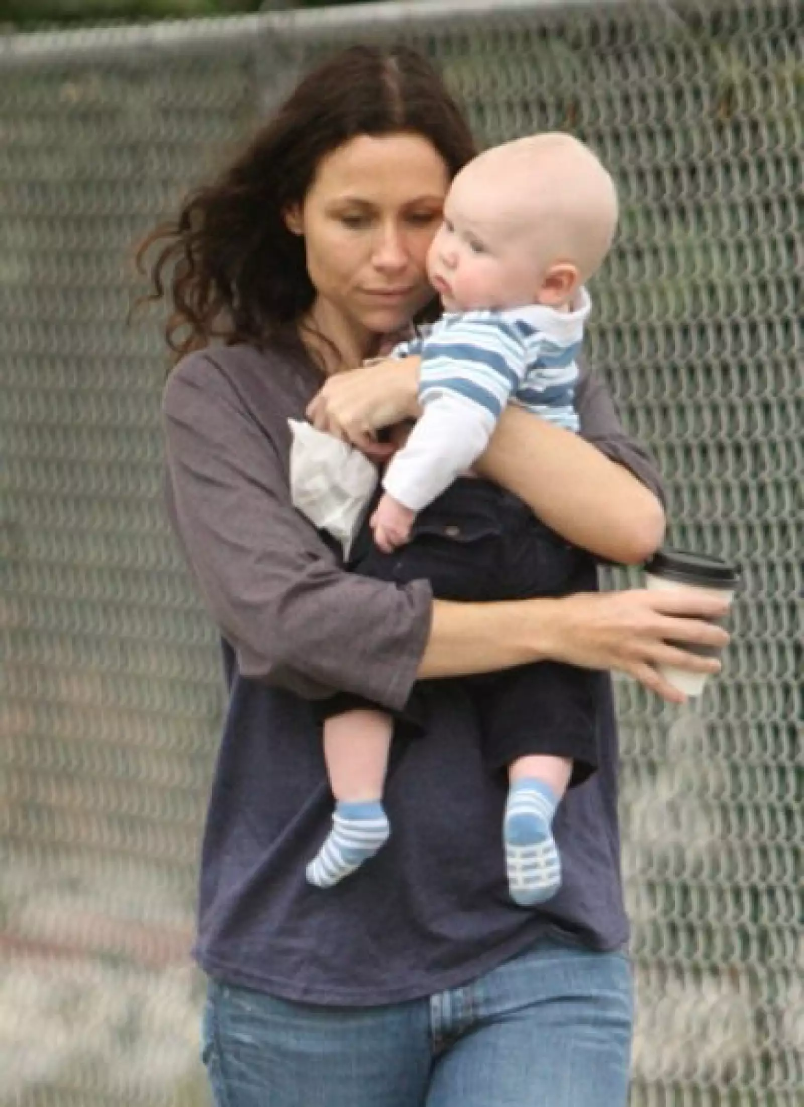 Minnie Driver da un paseo con su hijo, Henry, en Brentwood, California.