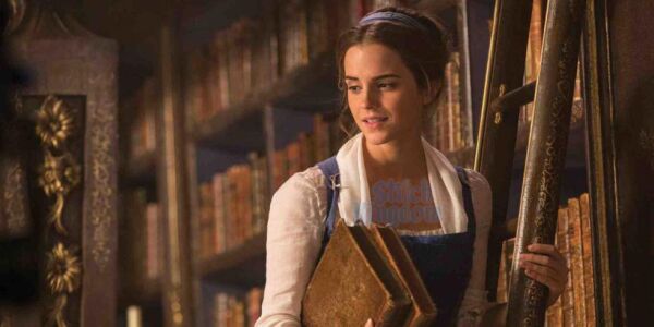 Emma Watson como Bella en la biblioteca