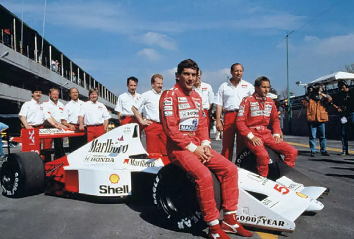 El brasileño Ayrton Senna y su equipo en México 1990.