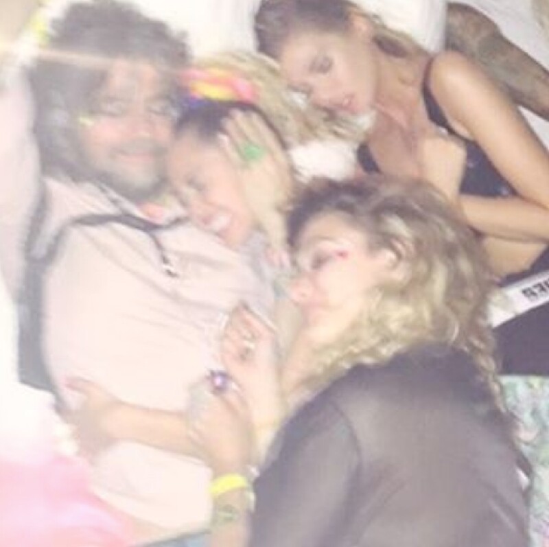 Miley compartió una segunda foto con la modelo en su cuenta de Instagram, en la que aparecen con varios amigos en una cama.