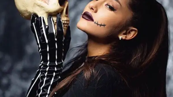 Ariana Grande decidió ponerse filosófica, y dijo que con este disfraz podría decir quotes de Shakespeare.