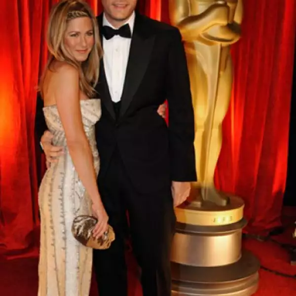 Jennifer Aniston llegó acompañada del músico John Mayer, de quien no se separó ni un minuto. La actriz lució un vestido largo color dorado con cuentas.